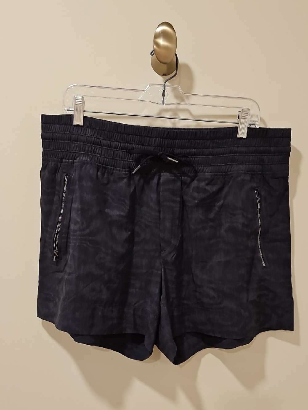 Athleta Black Camden Printed Athletic Short; 5" Inseam; Size 16; EUC - Picture 4 of 9